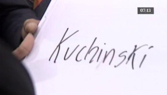 Muchos fallaron en su intento de escribir Kuczynski. (América TV)