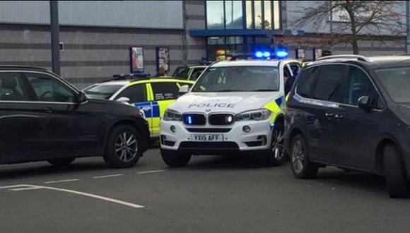 Inglaterra: Hombre armado toma rehenes en un centro comercial. (@IANBROWNUK)