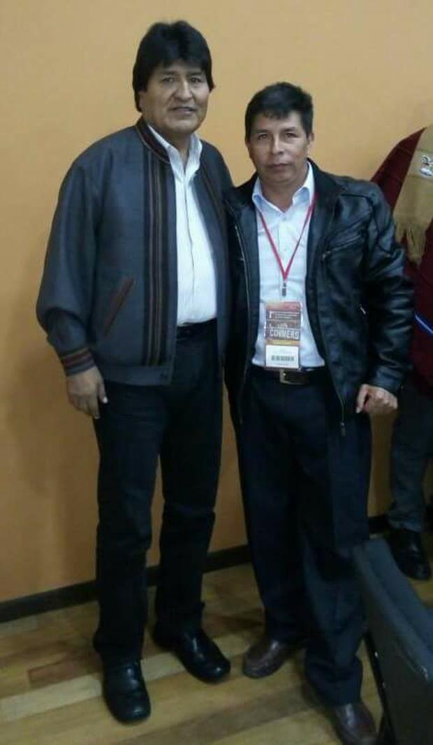 El expresidente de Bolivia Evo Morales posa al lado del candidato presidencial de Perú Libre, Pedro Castillo.