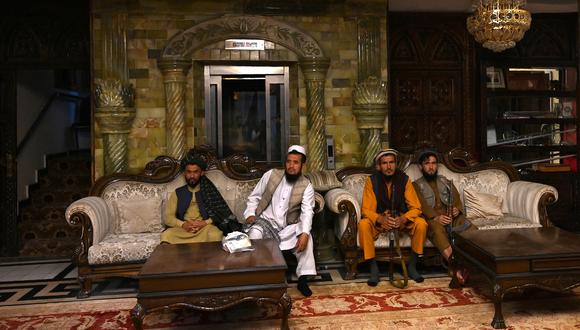 Combatientes talibanes se sientan dentro de la casa del señor de la guerra afgano Abdul Rashid Dostum en el barrio de Sherpur en Kabul. (Foto: Wakil KOHSAR / AFP)