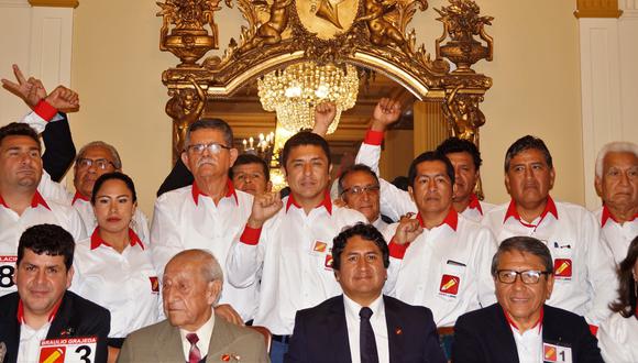Guillermo Bermejo (de pie al centro) junto a Vladimir Cerrón (sentado al medio), líder de Perú Libre. (Facebook: Guillermo Bermejo)