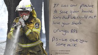 El emotivo mensaje dejado por bomberos al dueño de una casa que salvaron de los incendios forestales