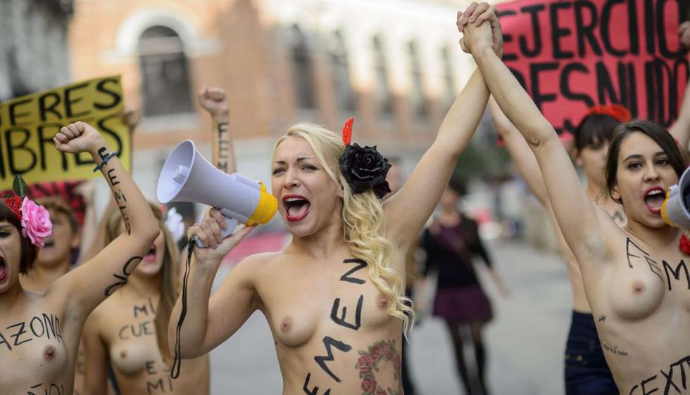 Las Femen trataron de contraponer su protesta al tradicional desfile de las Fuerzas Armadas por el Día de la Hispanidad en Madrid. (AFP)