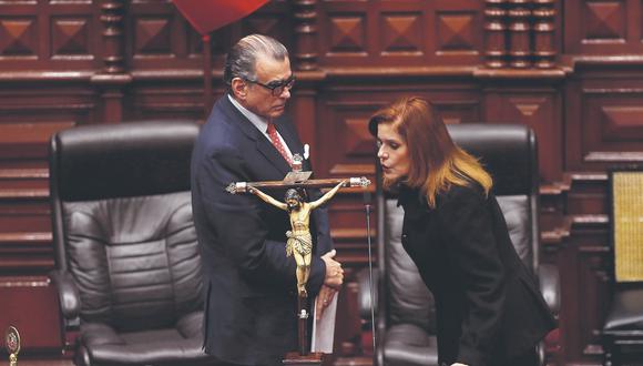 Mercedes Aráoz juró al cargo de presidenta encargada momentos después de que Martín Vizcarra disolviera el Congreso. (GEC)