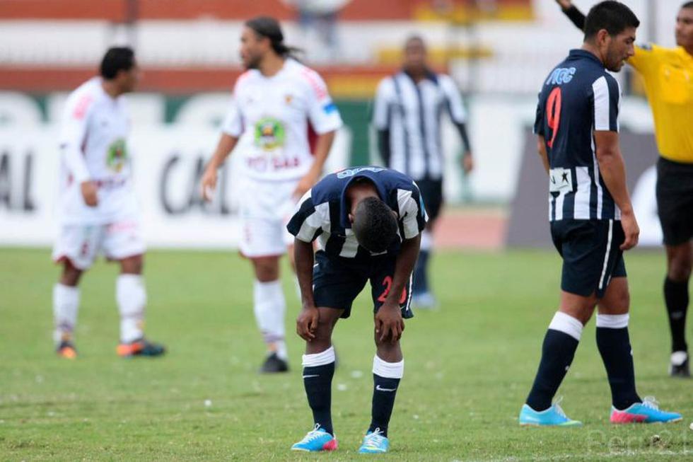 Yordy Reyna se lamenta tras uno de los goles del conjunto que dirige Rolando Chilavert. (David Vexelman)