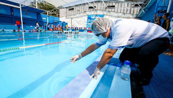 Cada semana se realizan controles de calidad a un determinado número de piscinas de Lima y el Callao. (Andina)