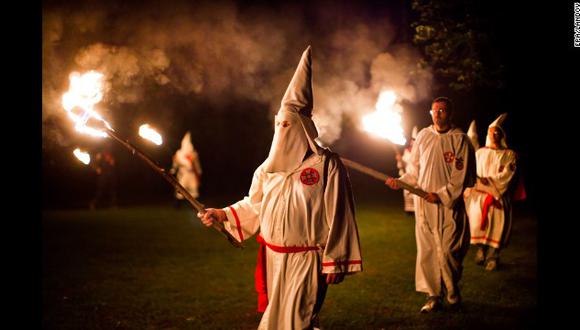 Usó vestimenta del Ku Klux Klan para una fiesta de Halloween y genera indignación en redes.