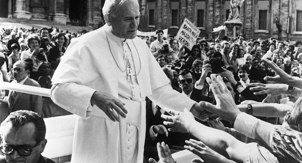 El Papa Juan Pablo II (C) bendice a sus seguidores unos segundos antes de ser baleado y herido de gravedad el 13 de mayo de 1981 en la plaza de San Pedro por un extremista turco Mehmet Ali Agca.(AFP).
