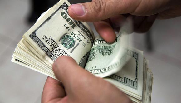 Dólar desciende con fuerza en las primeras operaciones cambiarias. (Foto: AFP)