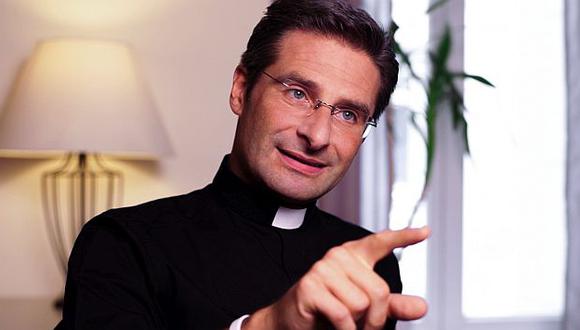 Vaticano expulsará a sacerdote Krzysztof Charamsa por declararse homosexual. (Internet)