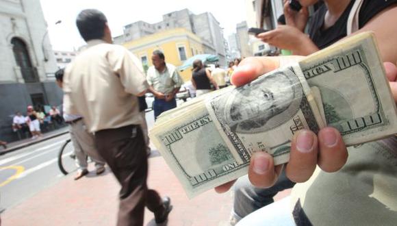 PARA ABAJO. Este año habrá alzas y bajas, pero estiman que el dólar seguirá cayendo. (Perú21)