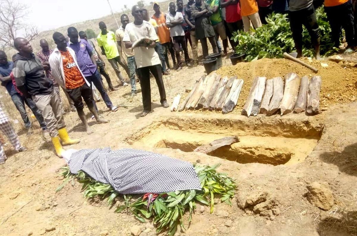 Personas asisten al entierro de Monday Doma, un estudiante que fue asesinado después de que hombres armados irrumpieron en un Kagara Government Science College y secuestraron a otros 27, en el estado de Níger, Nigeria. (Foto: Stringer / Reuters).