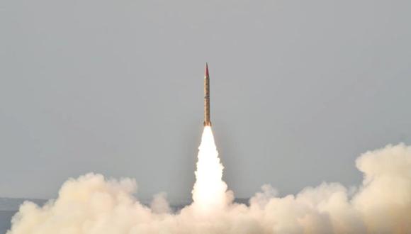 Pakistán prueba misil con capacidad nuclear aumentando las tensiones con la India. (Reuters)