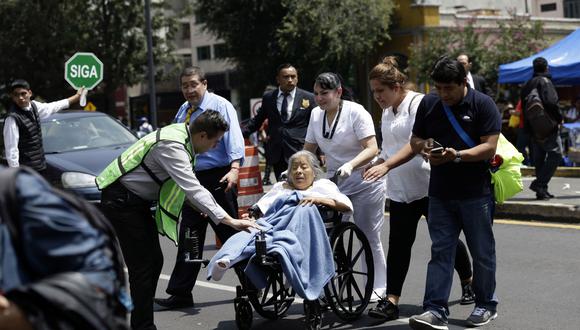 Terremoto en México: Personas son atendidas en las calles tras el sismo. (AP)
