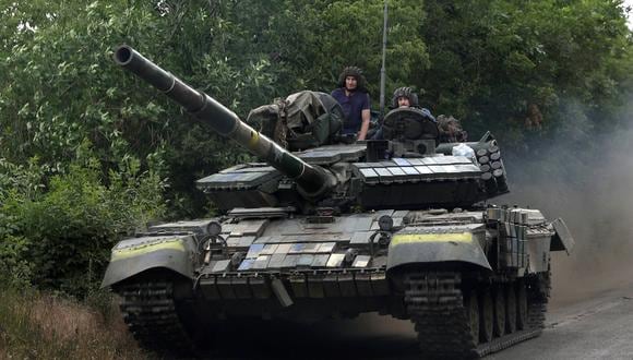 Soldados ucranianos montan un tanque en una carretera de la región oriental de Luhansk el 23 de junio de 2022, en medio de la invasión militar de Rusia lanzada contra Ucrania. (Foto de Anatolii Stepanov / AFP)