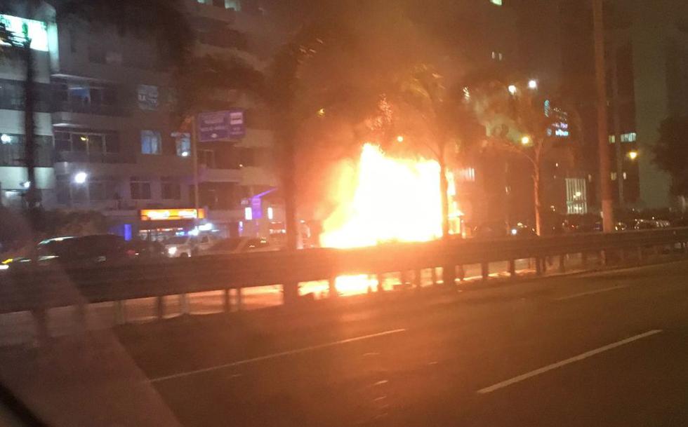 Camioneta se incendia en Javier Prado. (@Danfer1976)