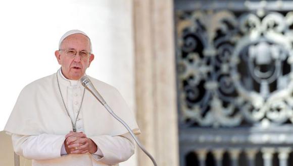 El Papa Francisco pronuncia un discurso durante su audiencia general semanal en la plaza de San Pedro, en el Vaticano. (Foto: AFP)