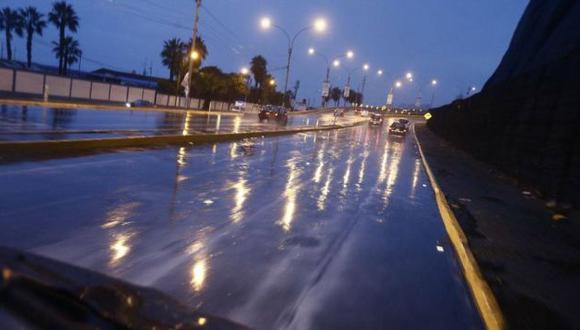 Municipalidades regaron parques a pesar de que llovió toda la noche  (Perú21)