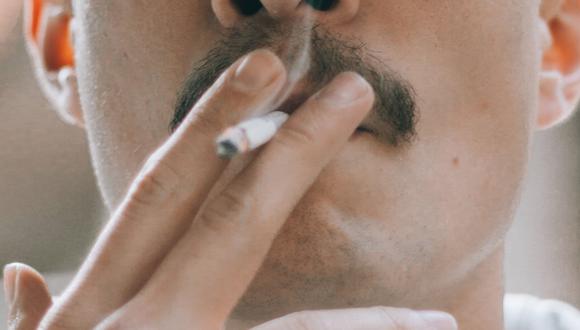 El tabaco favorece el crecimiento de la placa bacteriana al disminuir el flujo salival y, por ende, la aparición de lesiones cariosas. (Foto: Pexels)