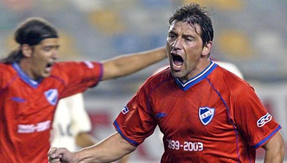 El entonces jugador de Nacional, Fabian O'Neill (D), celebra después de anotar contra Universitario en Lima durante un partido de la fase eliminatoria de la Copa Libertadores en 2003. (AFP)