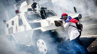 Lo que debes saber sobre la mujer que paró una tanqueta durante las manifestaciones en Venezuela