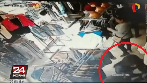 Delincuentes roban más de S/2,500 en ropa en tienda de Gamarra en menos de 30 segundos. (Captura de TV)