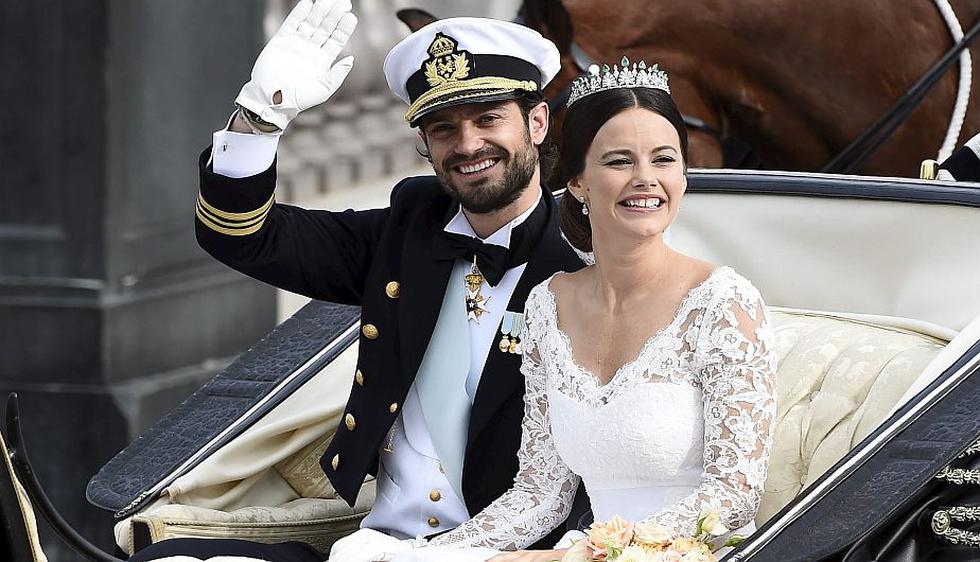 Ciudadanos de Estocolmo, bajo un cálido sol veraniego, celebraron este sábado la boda del príncipe Carlos Felipe de Suecia y Sofía Hellqvist, modelo y estrella de reality. (Reuters)