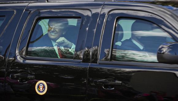 El presidente de los Estados Unidos, Donald Trump, aprieta el puño cuando su caravana llega a Mar-a-Lago en Palm Beach, Florida. (Eva Marie UZCATEGUI / AFP)