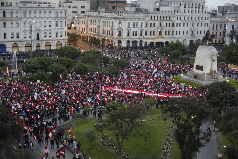cientos de personas se congregaron en la Plaza San Martín para manifestar su rechazo al gobierno del presidente Pedro Castillo y al gabinete ministerial liderado por Guido Bellido. (Fotos: Cesar Bueno / @photo.gec)