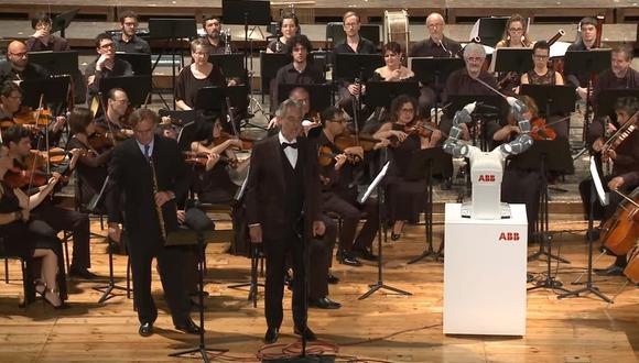 Robot dirige a Andrea Bocelli y a toda una orquesta (YouTube/ABB)
