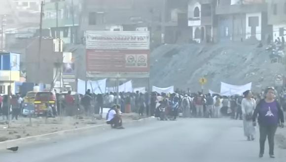 Manifestantes bloquean la avenida Túpac Amaru. (Foto: captura TV)