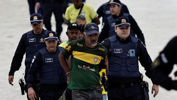 Las fuerzas de seguridad de Brasil detienen a partidarios del expresidente Jair Bolsonaro que invadieron los tres poderes del Estado en Brasilia. (Reuters).