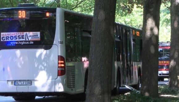 Según informaciones de testigos, el ataque se produjo cuando el autobús, que se dirigía a la localidad de Travemünde, estaba lleno. (Foto: Twitter)