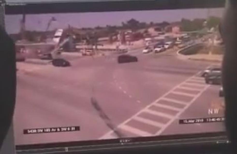 Un video que muestra el preciso momento en que el puente peatonal se desplomó sobre los automóviles que circulaban en Miami, Florida.  (Twitter/@OfficialJoelF)