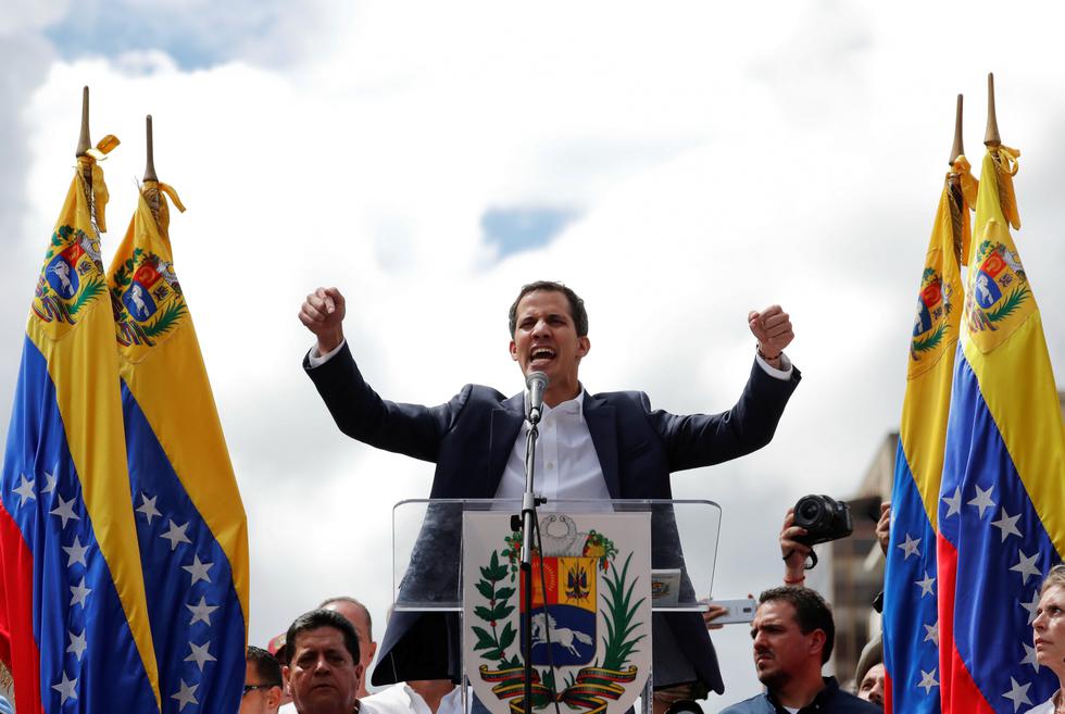 "Juro asumir formalmente las competencias del ejecutivo nacional como presidente encargado", dijo Guaidó en medio de los aplausos de miles opositores de Nicolás Maduro. (Reuters)