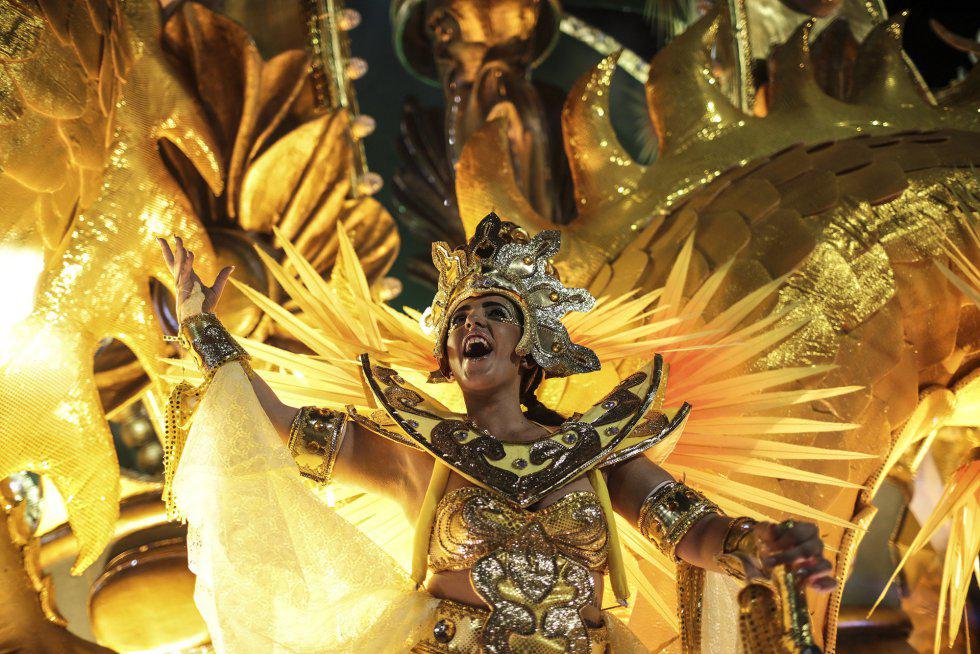 El Carnaval de Río está llegando a su fin y el desfile de las escuelas de samba hicieron vibrar a todos los espectadores del evento. (AFP)