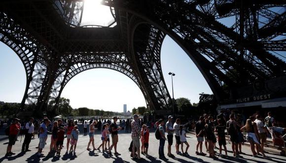 La gente hace cola en un puesto de información tras el cierre de la Torre Eiffel como parte de una huelga de empleados por largas colas durante la temporada turística pico de verano en París, Francia. (Foto: Reuters)