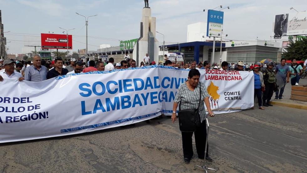 Diversos gremios de la región Lambayeque se movilizan contra la ordenanza municipal que permite el ingreso de vehículos con carga pesada a la ciudad. (Foto: Zonia Custodio/Perú21)