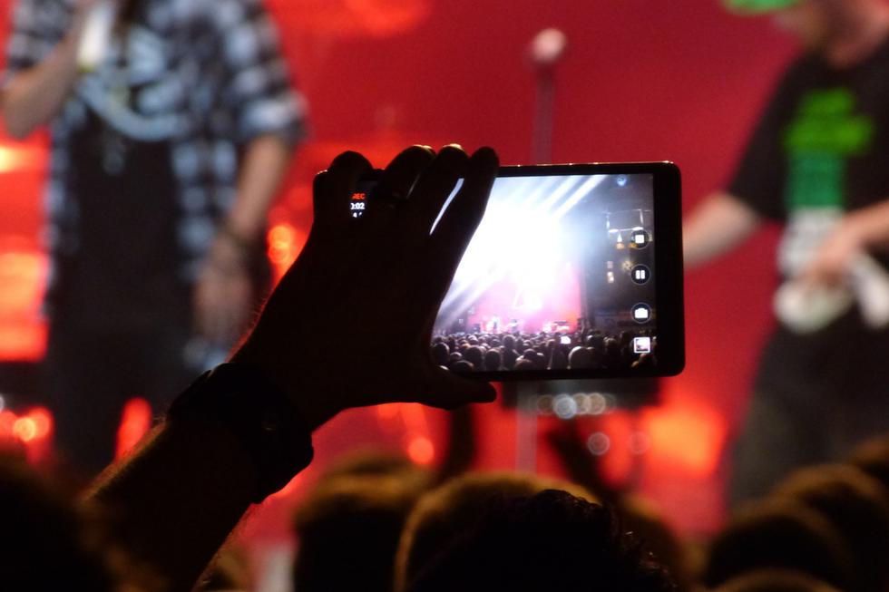 Un fanático del rock perdió la oportunidad de tomarse un selfie con un reconocido exponente del género al que no reconoció y el momento se volvió viral en Facebook. (Foto: Pixabay/Referencial)