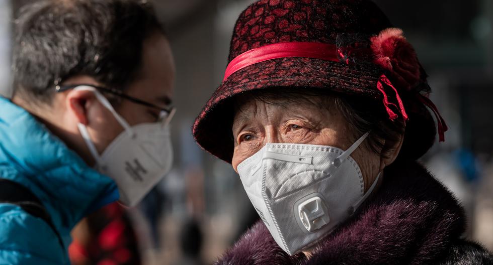 Los síntomas del nuevo coronavirus son parecidos a los de un resfriado, pero pueden venir acompañados de fiebre y fatiga, tos seca y disnea (dificultad para respirar).(Foto: AFP)