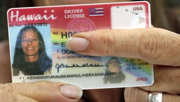 Janice Keihanaikukauakahihuliheekahaunaele muestra su licencia de conducir. (AP)