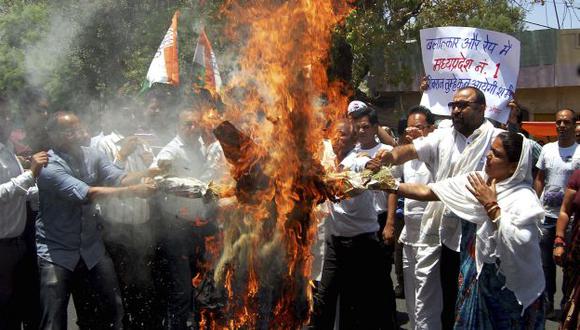 En Nueva Delhi, manifestantes protestan ante el Congreso para exigir más castigos contra violadores. (AP)