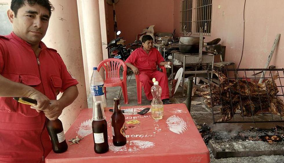 Gran polémica ha generado la difusión de fotografías en las que se observa a bomberos de Chiclayo ingiriendo licor en su local y comiendo chancho al palo. (Perú21)