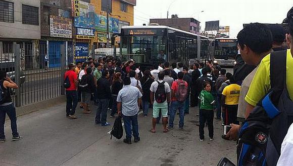 Usuarios del Metropolitano bloquearon la vía. (90 Segundos/ Foto: Twitter @Gpereyrac)