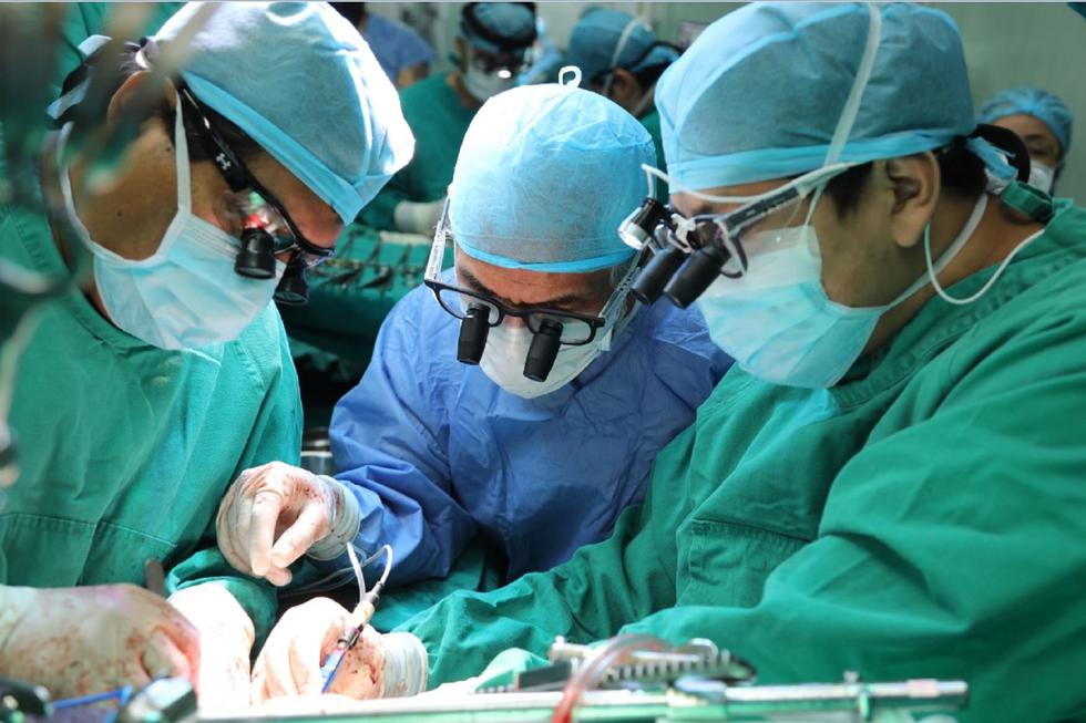 Essalud: Cirujanos peruanos logran proeza médica al trasplantar un hígado en complicada operación. (EsSalud)