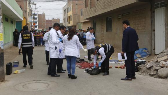La Policía y la Fiscalía procedieron al levantamiento de los restos humanos hallados en San Martín de Porres y Rímac. (César Grados/GEC)