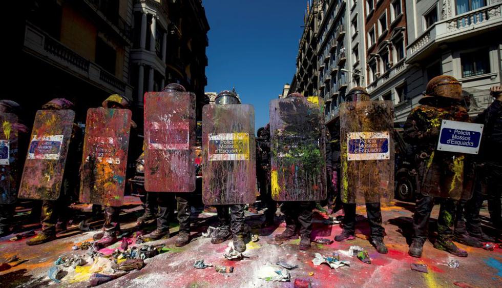 24 personas resultaron heridas en Barcelona en la confluencia de una protesta independentista y otra de policías españoles. (Foto: EFE)