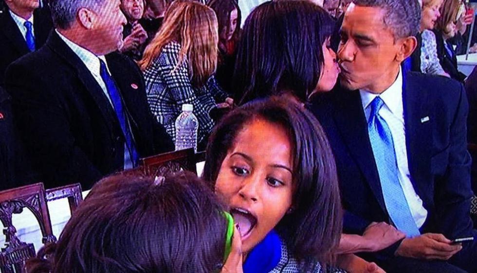 Malia Obama aparece en el momento en el que su hermana le tomaba una foto a la pareja presidencial.