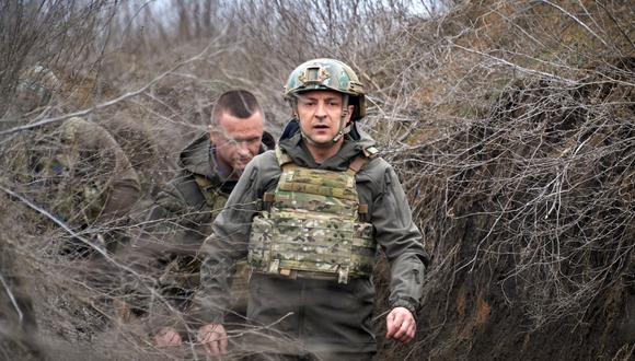 Esta fotografía tomada y publicada por el Servicio de Prensa Presidencial de Ucrania el 9 de abril de 2021 muestra al presidente ucraniano Volodimir Zelenski en primera línea con los separatistas respaldados por Rusia en la región de Mariupol. (Foto de AFP)