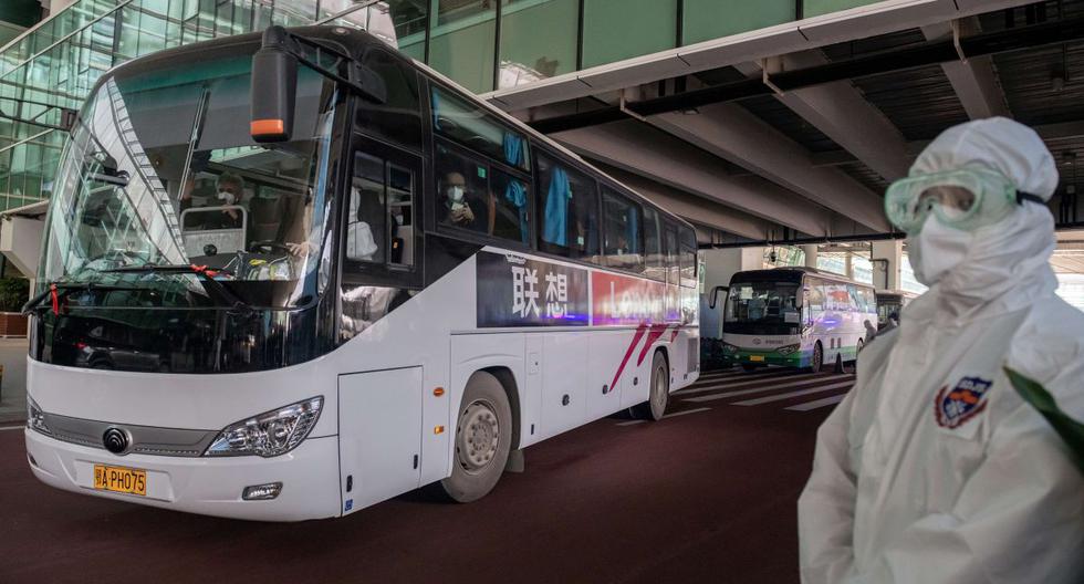 Un autobús que transporta a miembros del equipo de la Organización Mundial de la Salud (OMS) que investiga los orígenes de la pandemia del coronavirus sale del aeropuerto luego de su llegada al aeropuerto de Wuhan, China, el 14 de enero de 2021. (NICOLAS ASFOURI / AFP).